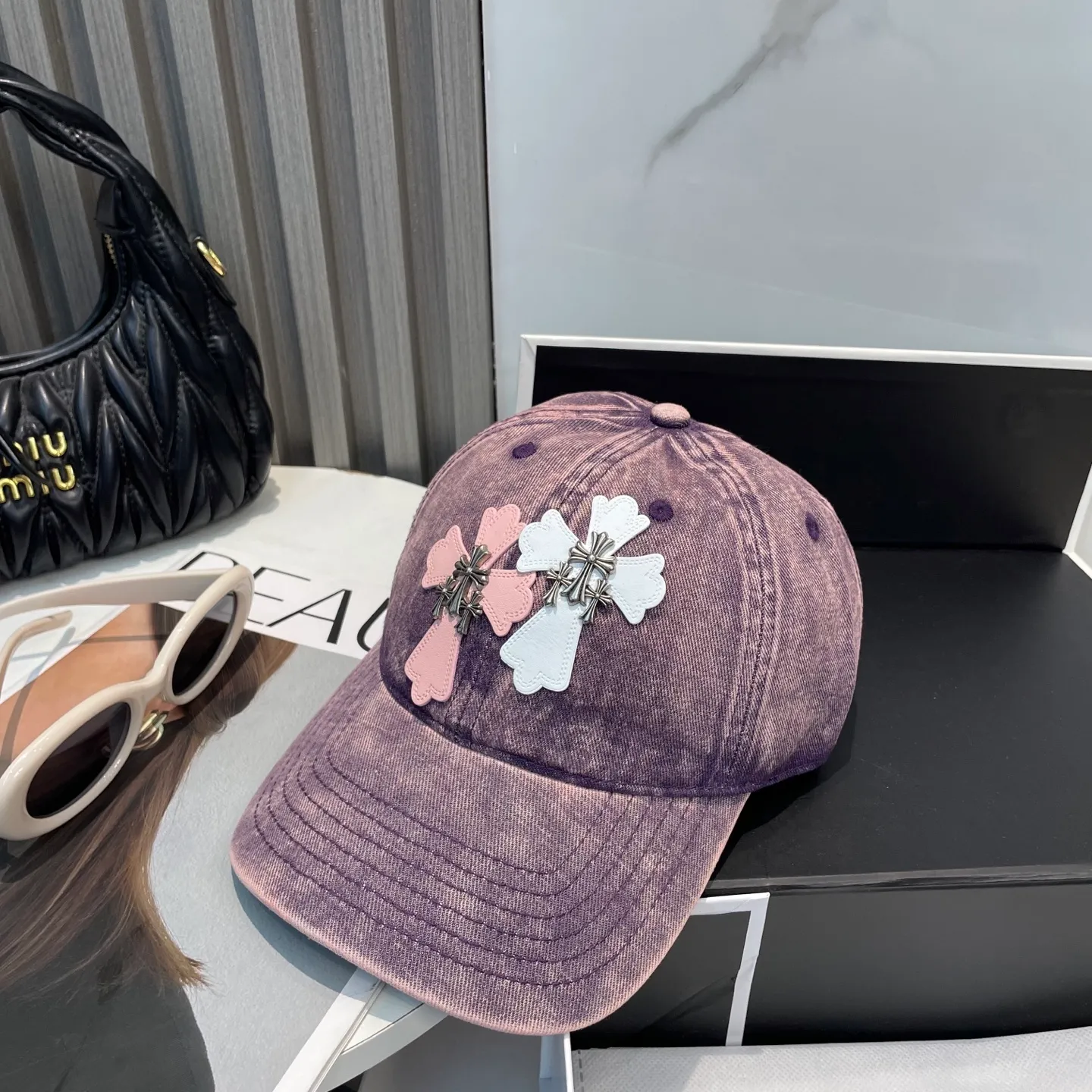 P76 Crow Heart 🆕🆕25 new baseball cap, stylish and classic cross logo, casual with a cool feeling, unisex style, same style for men and women! Very easy to match! Head circumference: 56-58cm is available
